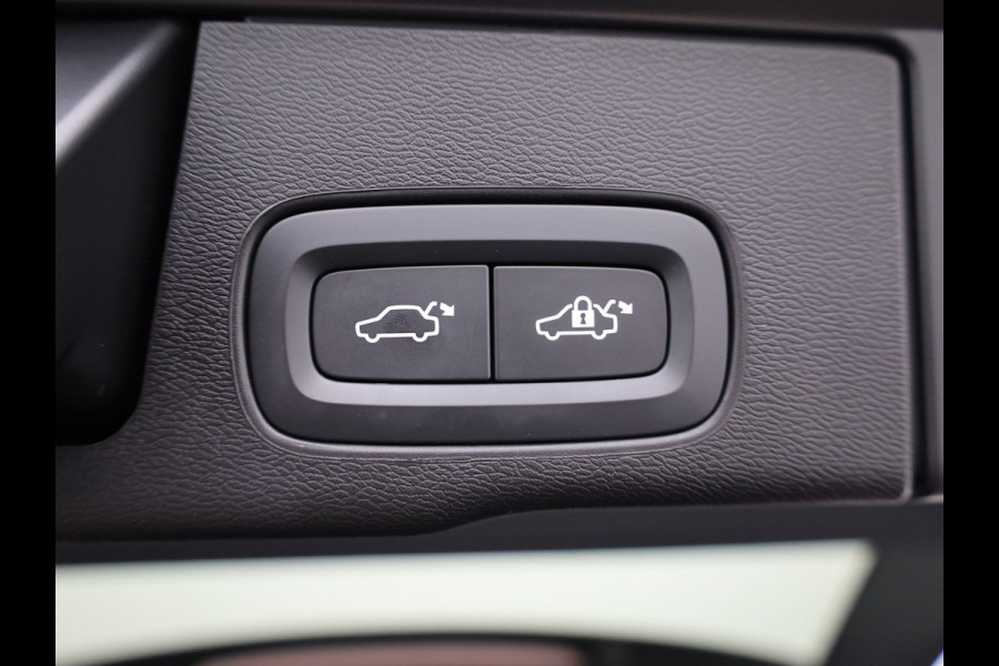 Volvo XC60 2.0 T6 Plug-in hybrid AWD Plus Dark | Trekhaak | Panodak | Dode Hoek | 360 Camera | Harman Kardon | Head Up | Elk. Klep | Prijs Rijklaar !!