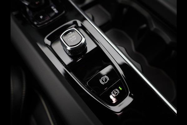 Volvo XC60 2.0 T6 Plug-in hybrid AWD Plus Dark | Trekhaak | Panodak | Dode Hoek | 360 Camera | Harman Kardon | Head Up | Elk. Klep | Prijs Rijklaar !!