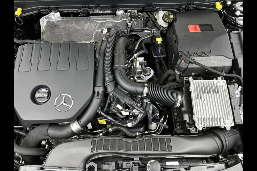 Mercedes-Benz A-Klasse 200 AMG Line | AMG-Line Interieur | AMG-Line Exterieur | Achteruitrijcamera | Sfeerverlichting | Keyless Entry | 24 Maanden Mercedes-Benz Certified garantie.
