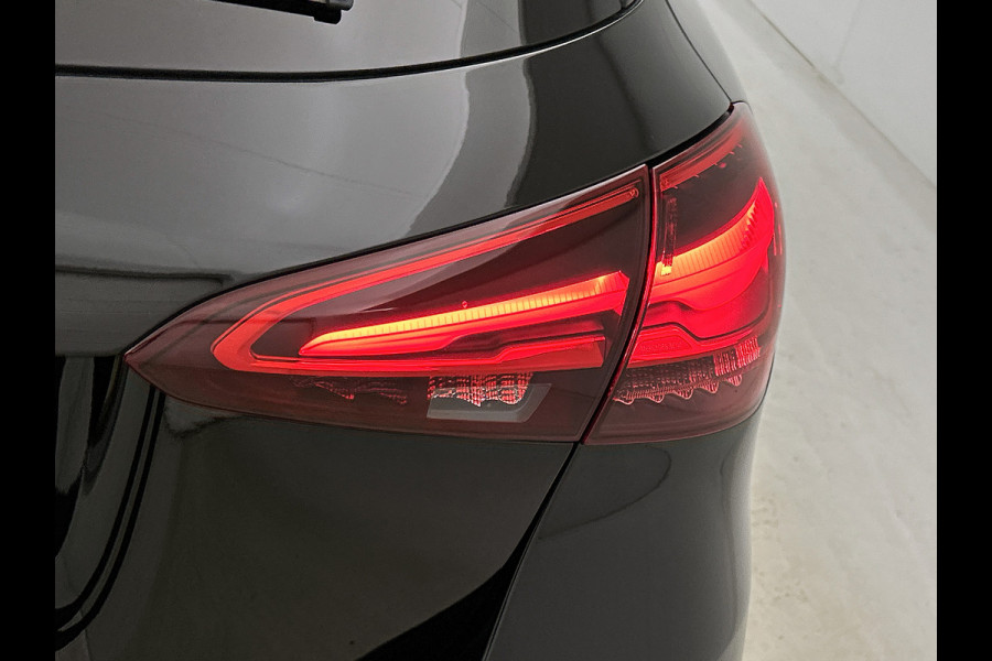 Mercedes-Benz A-Klasse 200 AMG Line | AMG-Line Interieur | AMG-Line Exterieur | Achteruitrijcamera | Sfeerverlichting | Keyless Entry | 24 Maanden Mercedes-Benz Certified garantie.