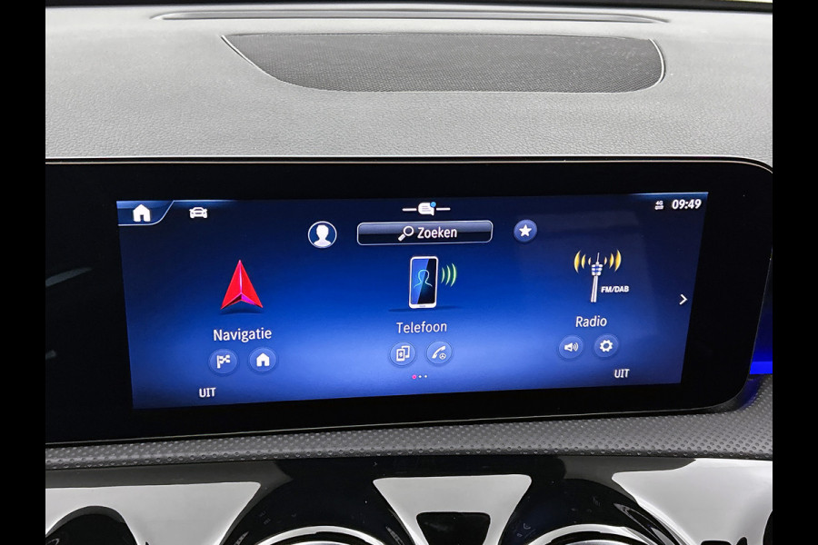 Mercedes-Benz A-Klasse 200 AMG Line | AMG-Line Interieur | AMG-Line Exterieur | Achteruitrijcamera | Sfeerverlichting | Keyless Entry | 24 Maanden Mercedes-Benz Certified garantie.