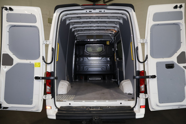 Volkswagen Crafter 2.0 TDI L3 H3 140pk Black Line Airco Navigatie Spoilerpakket