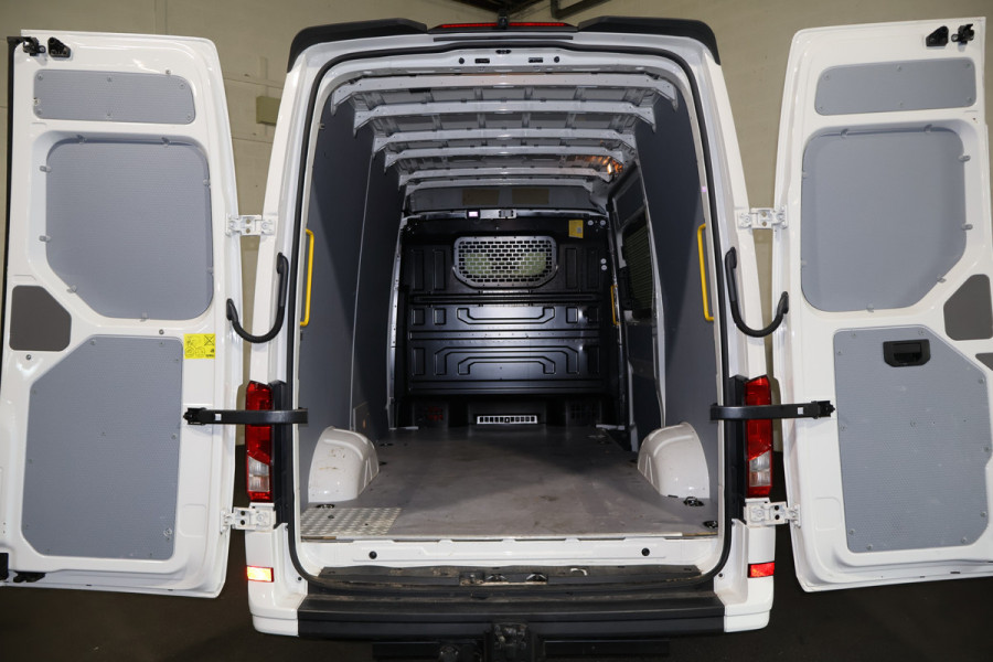 Volkswagen Crafter 2.0 TDI L3 H3 140pk Black Line Airco Navigatie Spoilerpakket