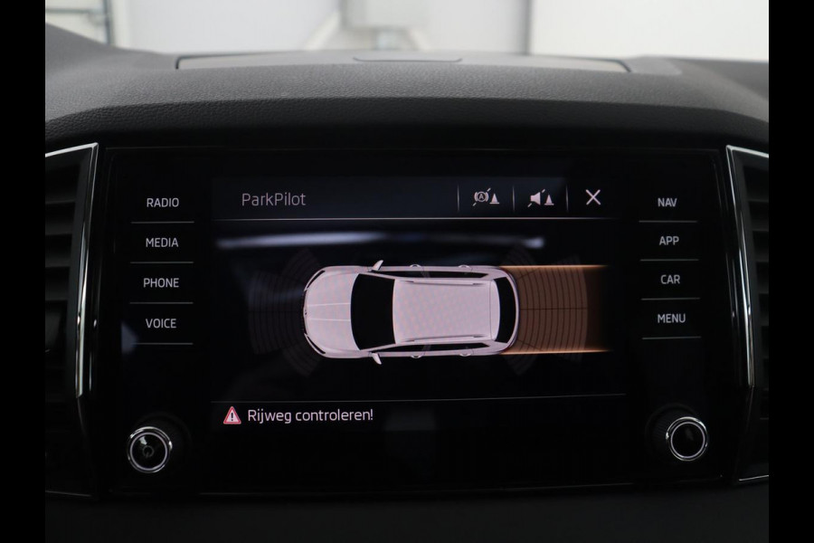 Škoda Karoq 1.5 TSI ACT Ambition Business | Panoramadak | Park assist | Climate control | Carplay | DAB | 17'' | Cruise control | Navigatie |
