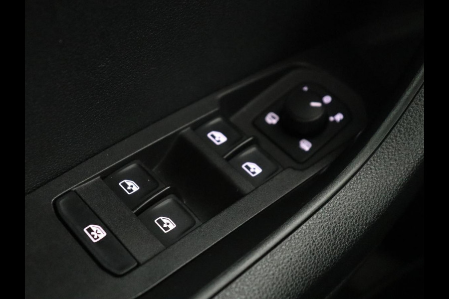 Škoda Karoq 1.5 TSI ACT Ambition Business | Panoramadak | Park assist | Climate control | Carplay | DAB | 17'' | Cruise control | Navigatie |