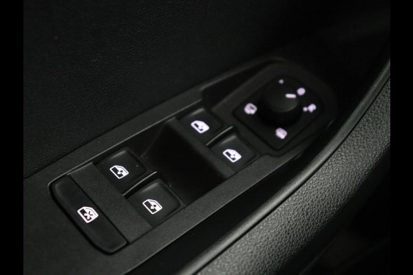 Škoda Karoq 1.5 TSI ACT Ambition Business | Panoramadak | Park assist | Climate control | Carplay | DAB | 17'' | Cruise control | Navigatie |