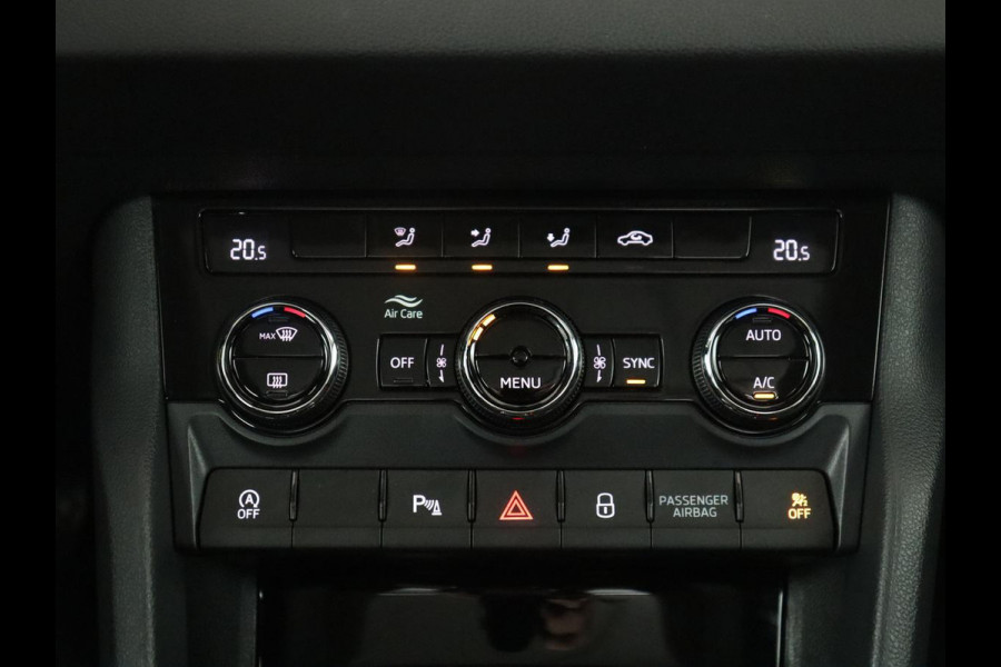 Škoda Karoq 1.5 TSI ACT Ambition Business | Panoramadak | Park assist | Climate control | Carplay | DAB | 17'' | Cruise control | Navigatie |