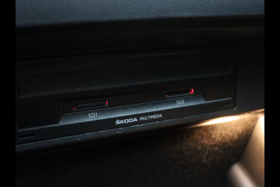 Škoda Karoq 1.5 TSI ACT Ambition Business | Panoramadak | Park assist | Climate control | Carplay | DAB | 17'' | Cruise control | Navigatie |