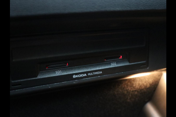 Škoda Karoq 1.5 TSI ACT Ambition Business | Panoramadak | Park assist | Climate control | Carplay | DAB | 17'' | Cruise control | Navigatie |