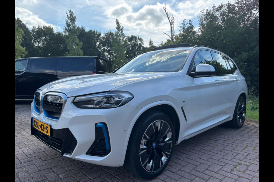 BMW iX3 High Executive 80 kWh 285 PK | M Pakket | Panoramadak | 360 graden camera | Sportstoelen | Harman/kardon | Keyless entry | Elektrische achterklep | Stoelverwarming | Head Up Display