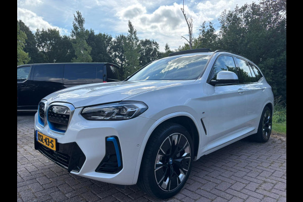 BMW iX3 High Executive 80 kWh 285 PK | M Pakket | Panoramadak | 360 graden camera | Sportstoelen | Harman/kardon | Keyless entry | Elektrische achterklep | Stoelverwarming | Head Up Display