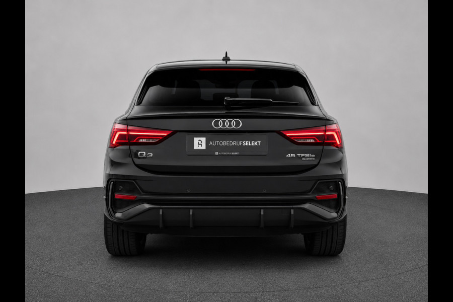 Audi Q3 Sportback 45 TFSI e S-line | 20 inch | LED | Carplay | Dodehoek | Alcantara | Virtual | Stoelverwarming | ACC | 1e eig.