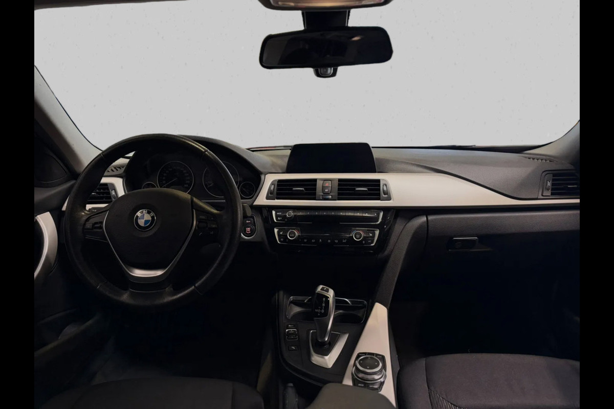 BMW 3 Serie Touring 318i Edition Sport High Executive(Goed OndH, Panoramadak, Trekhaak, StoelV, Navi, Climate Con, Cruise Con,Etc)