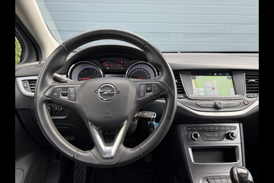 Opel Astra Sports Tourer 1.2 Business Executive ✓1e Eigenaar✓146pk✓Camera✓Trekhaak✓Carplay✓Airco✓Cruise✓Pdc V+A✓Lm velgen✓Comfortstoelen✓6 Bak✓N.A.P✓Nieuwe Apk bij Aflevering
