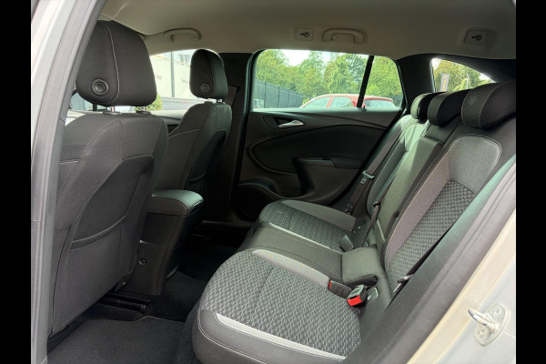 Opel Astra Sports Tourer 1.2 Business Executive ✓1e Eigenaar✓146pk✓Camera✓Trekhaak✓Carplay✓Airco✓Cruise✓Pdc V+A✓Lm velgen✓Comfortstoelen✓6 Bak✓N.A.P✓Nieuwe Apk bij Aflevering