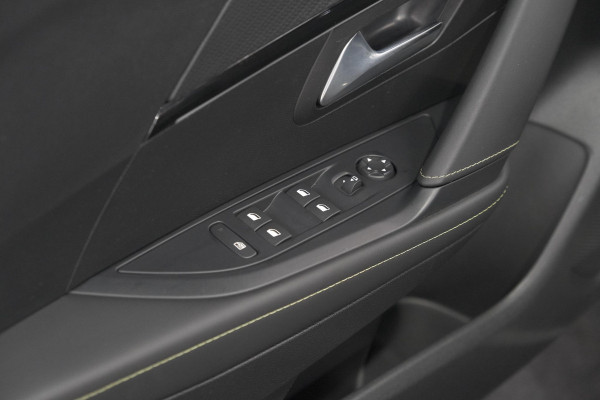Peugeot 208 1.2 Hybrid 145 e-DCS6 GT | Alcantara Pakket | Camera | Apple Carplay | Stoelverwarming
