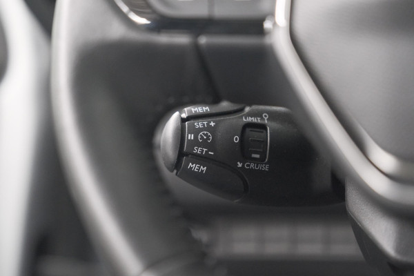 Peugeot 208 1.2 Hybrid 110 e-DCS6 Style | Trekhaak | Allseason Banden | Apple Carplay