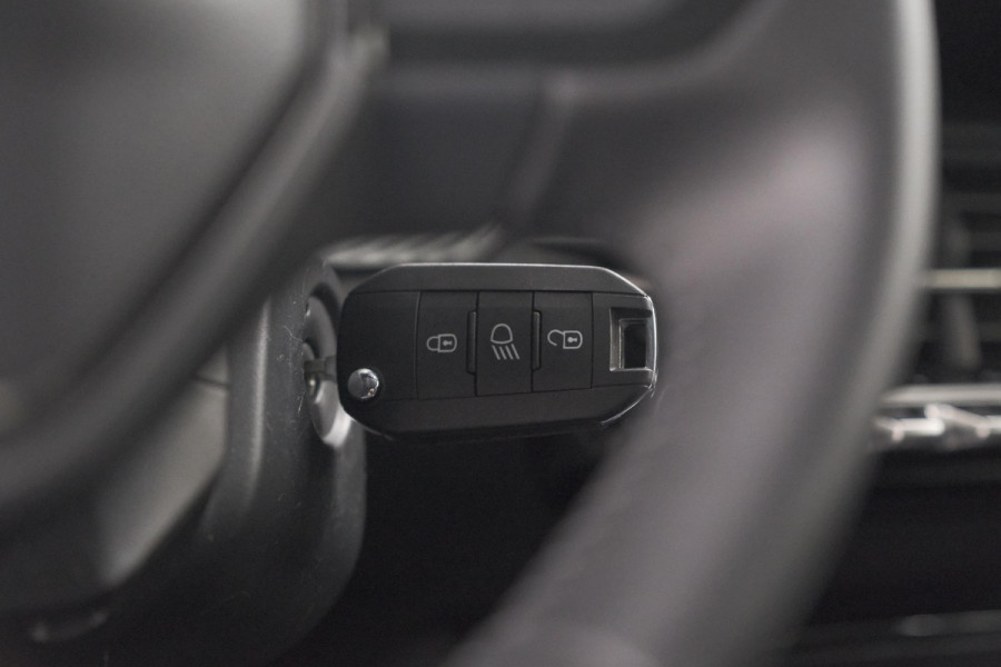 Peugeot 208 1.2 Hybrid 110 e-DCS6 Style | Trekhaak | Allseason Banden | Apple Carplay