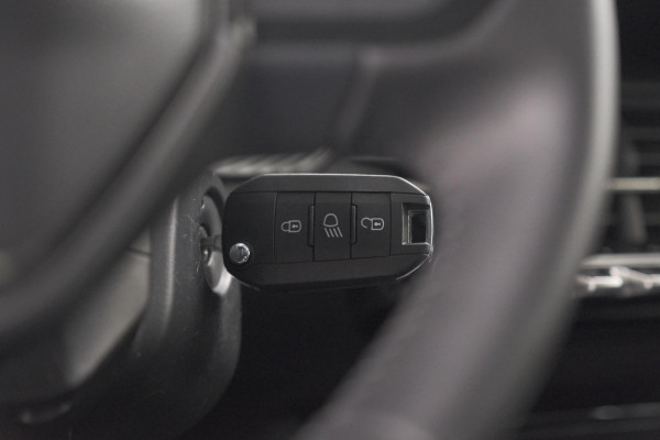 Peugeot 208 1.2 Hybrid 110 e-DCS6 Style | Trekhaak | Allseason Banden | Apple Carplay