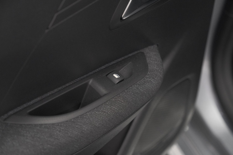 Peugeot 208 1.2 Hybrid 110 e-DCS6 Style | Trekhaak | Allseason Banden | Apple Carplay