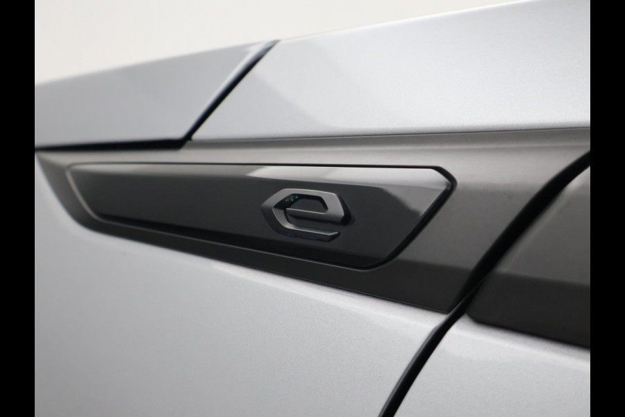 Peugeot e-2008 EV ALLURE 50 kWh + CAMERA | LED | CARPLAY | STOELVERW.