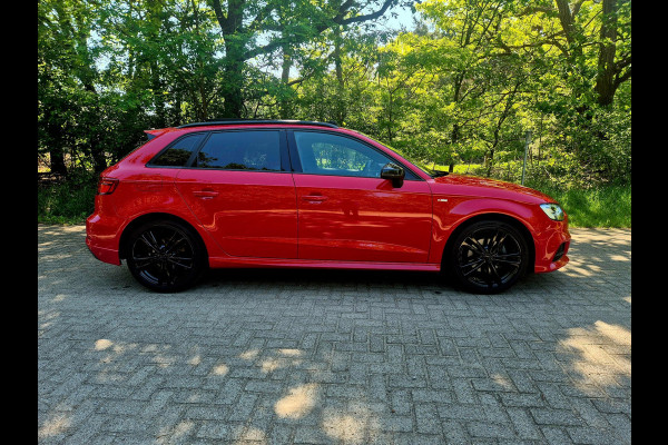 Audi A3 Sportback 35 TFSI S Line black line . Panoramadak . Matrix .