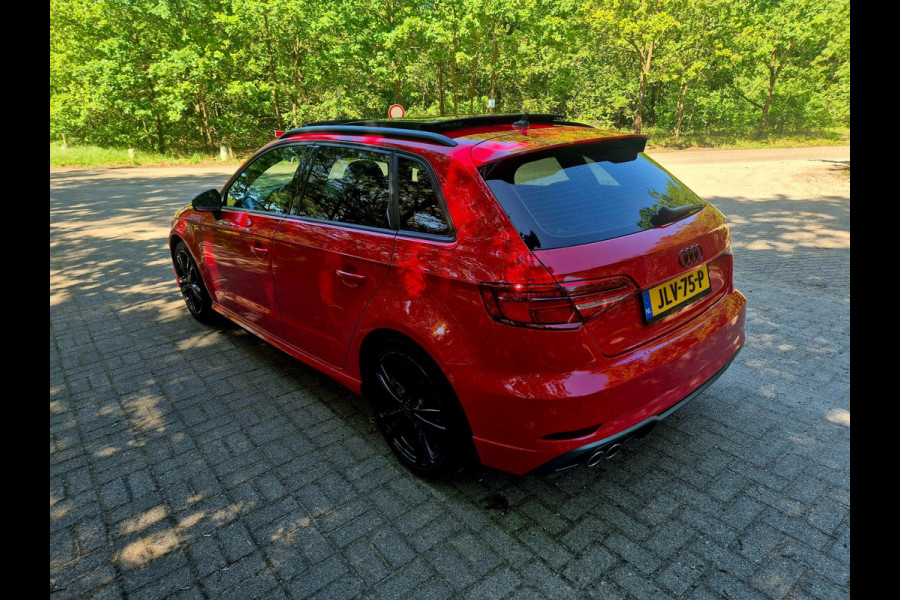 Audi A3 Sportback 35 TFSI S Line black line . Panoramadak . Matrix .