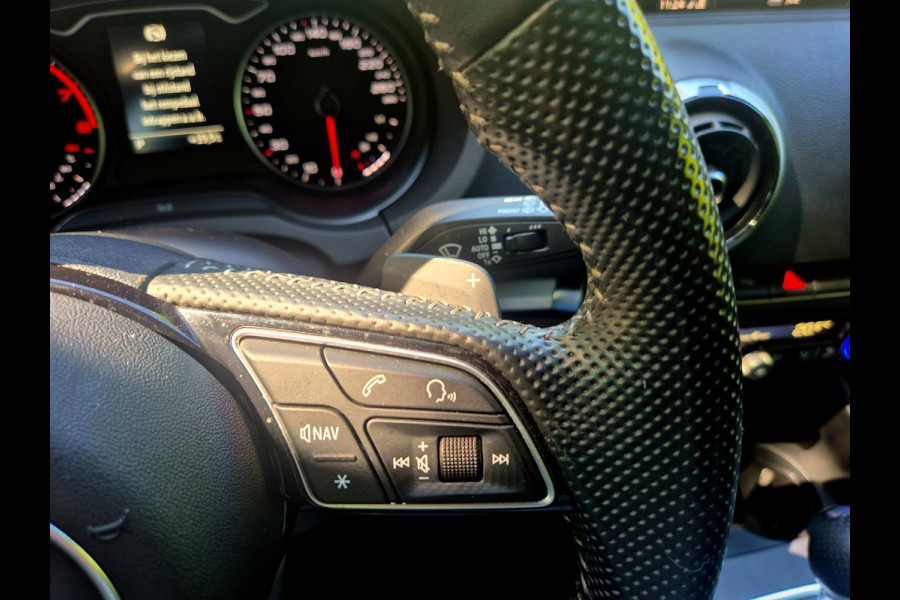 Audi A3 Sportback 35 TFSI S Line black line . Panoramadak . Matrix .