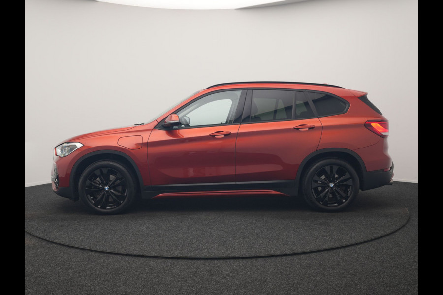 BMW X1 xDrive25e Sportline PHEV 221pk Dealer O.H | Trekhaak Afn. | Camera | Harman / Kardon | Head Up | Sporstoelen Verwarmd | Cruise Control | Carplay | Sfeerverlichting | Navigatie | DAB | 18"L.M | Plug In Hybrid |
