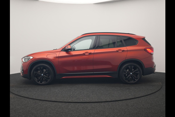 BMW X1 xDrive25e Sportline PHEV 221pk Dealer O.H | Trekhaak Afn. | Camera | Harman / Kardon | Head Up | Sporstoelen Verwarmd | Cruise Control | Carplay | Sfeerverlichting | Navigatie | DAB | 18"L.M | Plug In Hybrid |