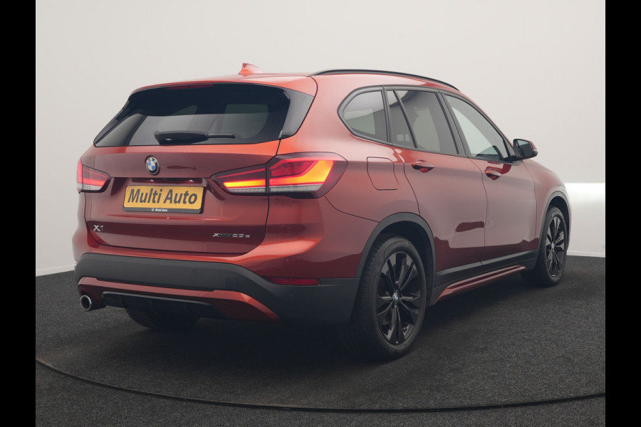 BMW X1 xDrive25e Sportline PHEV 221pk Dealer O.H | Trekhaak Afn. | Camera | Harman / Kardon | Head Up | Sporstoelen Verwarmd | Cruise Control | Carplay | Sfeerverlichting | Navigatie | DAB | 18"L.M | Plug In Hybrid |
