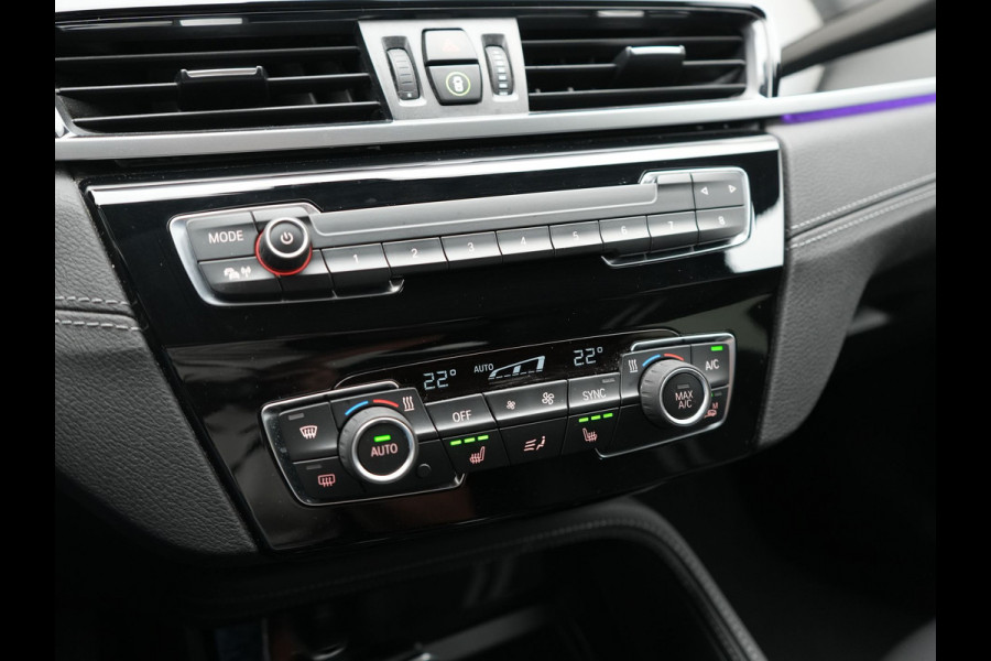 BMW X1 xDrive25e Sportline PHEV 221pk Dealer O.H | Trekhaak Afn. | Camera | Harman / Kardon | Head Up | Sporstoelen Verwarmd | Cruise Control | Carplay | Sfeerverlichting | Navigatie | DAB | 18"L.M | Plug In Hybrid |