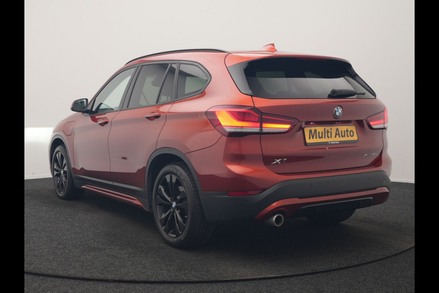 BMW X1 xDrive25e Sportline PHEV 221pk Dealer O.H | Trekhaak Afn. | Camera | Harman / Kardon | Head Up | Sporstoelen Verwarmd | Cruise Control | Carplay | Sfeerverlichting | Navigatie | DAB | 18"L.M | Plug In Hybrid |