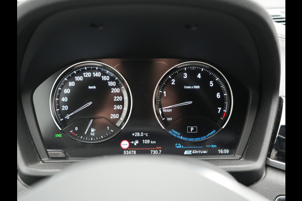 BMW X1 xDrive25e Sportline PHEV 221pk Dealer O.H | Trekhaak Afn. | Camera | Harman / Kardon | Head Up | Sporstoelen Verwarmd | Cruise Control | Carplay | Sfeerverlichting | Navigatie | DAB | 18"L.M | Plug In Hybrid |