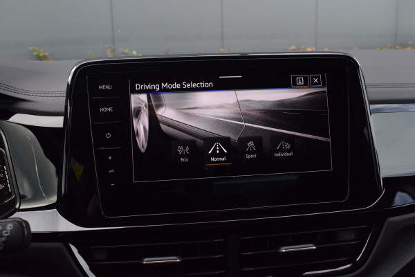 Volkswagen T-Roc 1.5 TSI R-Line Leer | Pano | Camera