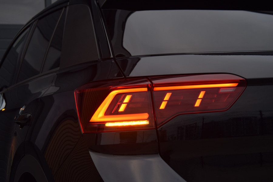 Volkswagen T-Roc 1.5 TSI R-Line Leer | Pano | Camera
