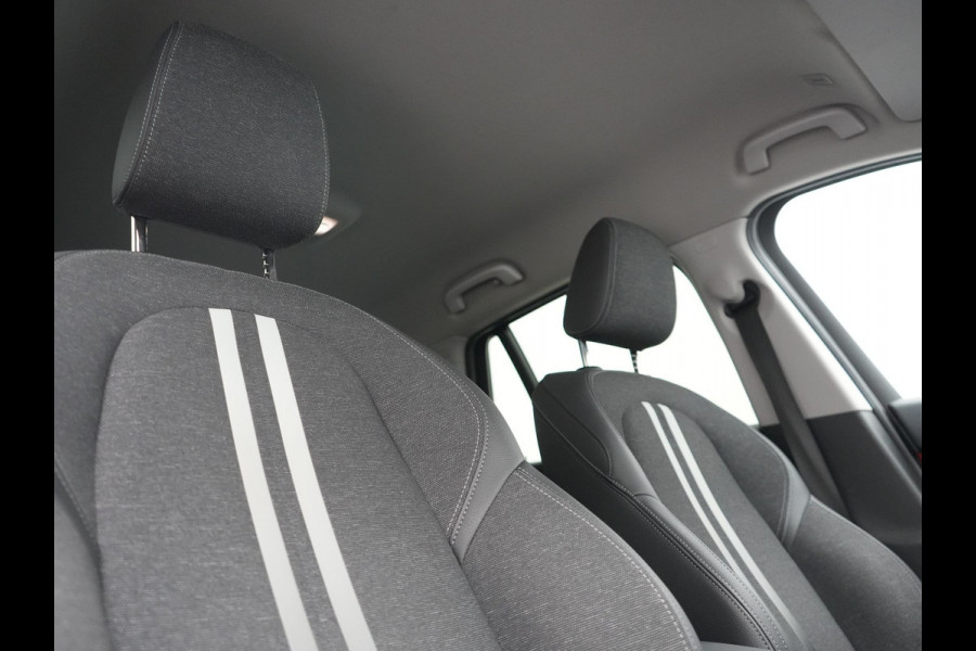 BMW X1 xDrive25e Sportline PHEV 221pk Dealer O.H | Trekhaak Afn. | Camera | Harman / Kardon | Head Up | Sporstoelen Verwarmd | Cruise Control | Carplay | Sfeerverlichting | Navigatie | DAB | 18"L.M | Plug In Hybrid |