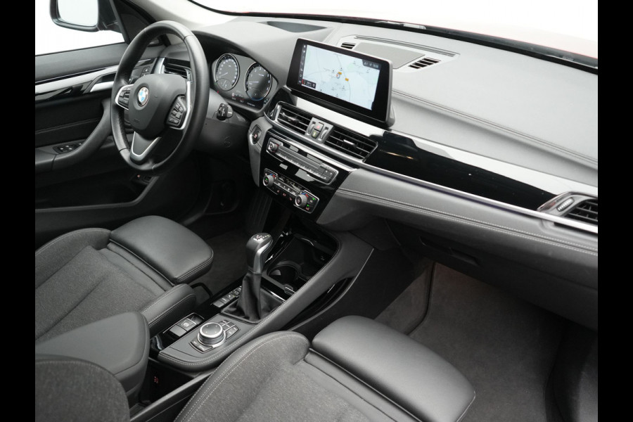 BMW X1 xDrive25e Sportline PHEV 221pk Dealer O.H | Trekhaak Afn. | Camera | Harman / Kardon | Head Up | Sporstoelen Verwarmd | Cruise Control | Carplay | Sfeerverlichting | Navigatie | DAB | 18"L.M | Plug In Hybrid |