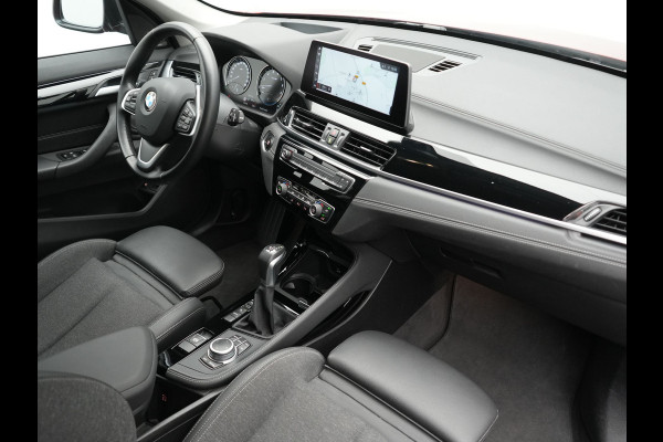 BMW X1 xDrive25e Sportline PHEV 221pk Dealer O.H | Trekhaak Afn. | Camera | Harman / Kardon | Head Up | Sporstoelen Verwarmd | Cruise Control | Carplay | Sfeerverlichting | Navigatie | DAB | 18"L.M | Plug In Hybrid |