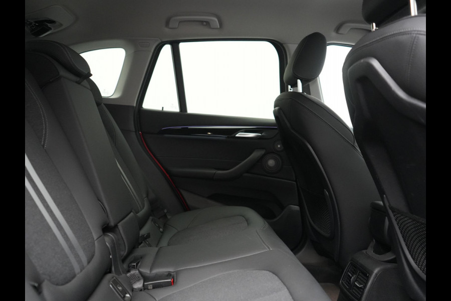 BMW X1 xDrive25e Sportline PHEV 221pk Dealer O.H | Trekhaak Afn. | Camera | Harman / Kardon | Head Up | Sporstoelen Verwarmd | Cruise Control | Carplay | Sfeerverlichting | Navigatie | DAB | 18"L.M | Plug In Hybrid |