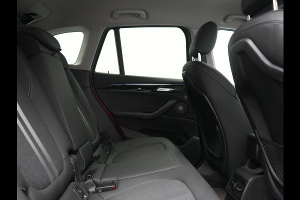BMW X1 xDrive25e Sportline PHEV 221pk Dealer O.H | Trekhaak Afn. | Camera | Harman / Kardon | Head Up | Sporstoelen Verwarmd | Cruise Control | Carplay | Sfeerverlichting | Navigatie | DAB | 18"L.M | Plug In Hybrid |