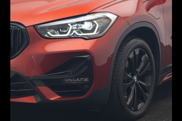 BMW X1 xDrive25e Sportline PHEV 221pk Dealer O.H | Trekhaak Afn. | Camera | Harman / Kardon | Head Up | Sporstoelen Verwarmd | Cruise Control | Carplay | Sfeerverlichting | Navigatie | DAB | 18"L.M | Plug In Hybrid |
