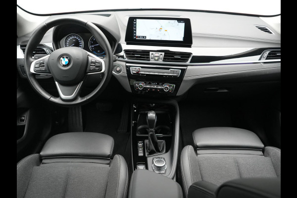 BMW X1 xDrive25e Sportline PHEV 221pk Dealer O.H | Trekhaak Afn. | Camera | Harman / Kardon | Head Up | Sporstoelen Verwarmd | Cruise Control | Carplay | Sfeerverlichting | Navigatie | DAB | 18"L.M | Plug In Hybrid |