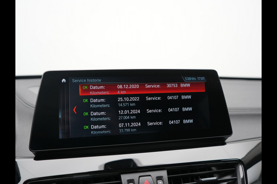 BMW X1 xDrive25e Sportline PHEV 221pk Dealer O.H | Trekhaak Afn. | Camera | Harman / Kardon | Head Up | Sporstoelen Verwarmd | Cruise Control | Carplay | Sfeerverlichting | Navigatie | DAB | 18"L.M | Plug In Hybrid |