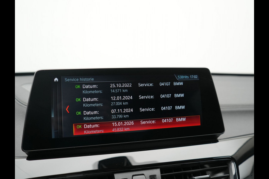 BMW X1 xDrive25e Sportline PHEV 221pk Dealer O.H | Trekhaak Afn. | Camera | Harman / Kardon | Head Up | Sporstoelen Verwarmd | Cruise Control | Carplay | Sfeerverlichting | Navigatie | DAB | 18"L.M | Plug In Hybrid |