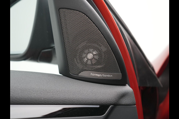 BMW X1 xDrive25e Sportline PHEV 221pk Dealer O.H | Trekhaak Afn. | Camera | Harman / Kardon | Head Up | Sporstoelen Verwarmd | Cruise Control | Carplay | Sfeerverlichting | Navigatie | DAB | 18"L.M | Plug In Hybrid |