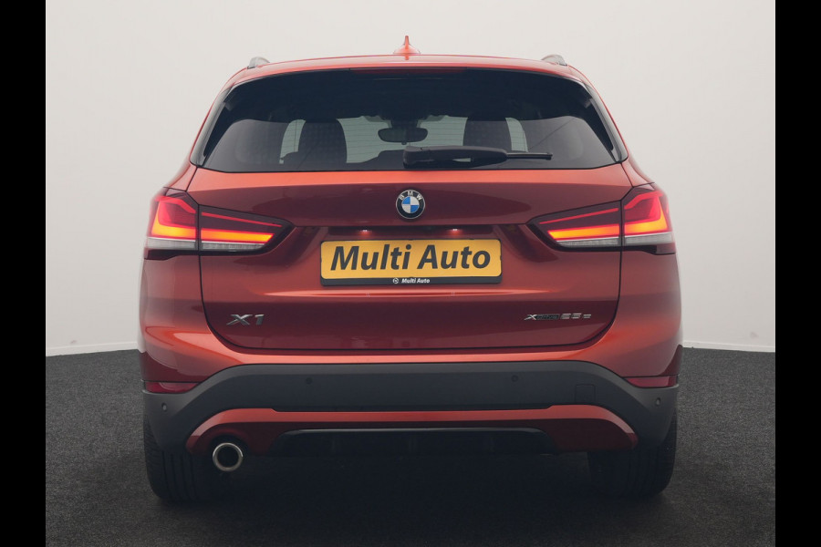 BMW X1 xDrive25e Sportline PHEV 221pk Dealer O.H | Trekhaak Afn. | Camera | Harman / Kardon | Head Up | Sporstoelen Verwarmd | Cruise Control | Carplay | Sfeerverlichting | Navigatie | DAB | 18"L.M | Plug In Hybrid |