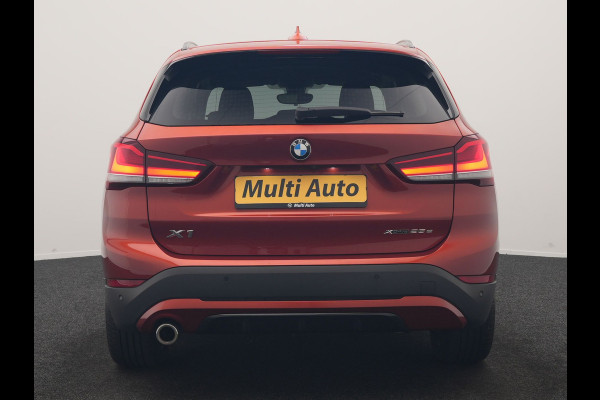 BMW X1 xDrive25e Sportline PHEV 221pk Dealer O.H | Trekhaak Afn. | Camera | Harman / Kardon | Head Up | Sporstoelen Verwarmd | Cruise Control | Carplay | Sfeerverlichting | Navigatie | DAB | 18"L.M | Plug In Hybrid |