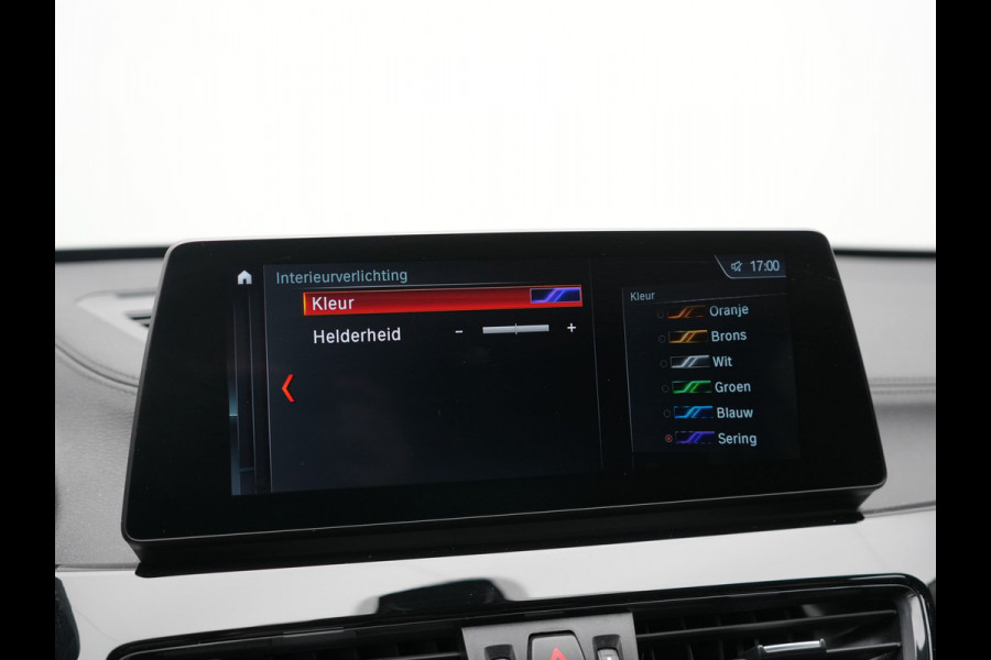 BMW X1 xDrive25e Sportline PHEV 221pk Dealer O.H | Trekhaak Afn. | Camera | Harman / Kardon | Head Up | Sporstoelen Verwarmd | Cruise Control | Carplay | Sfeerverlichting | Navigatie | DAB | 18"L.M | Plug In Hybrid |