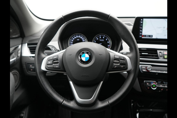 BMW X1 xDrive25e Sportline PHEV 221pk Dealer O.H | Trekhaak Afn. | Camera | Harman / Kardon | Head Up | Sporstoelen Verwarmd | Cruise Control | Carplay | Sfeerverlichting | Navigatie | DAB | 18"L.M | Plug In Hybrid |